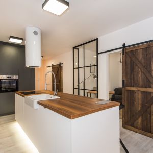 Kuchnia w stylu loft. Fot. Radex, drzwi LOFT II