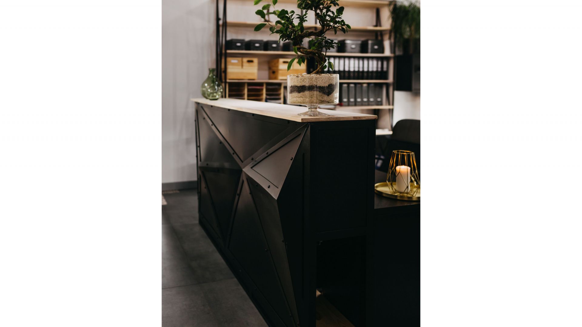 Lada SteelOffice/Factory Design. Produkt zgłoszony do konkursu Dobry Design 2020.