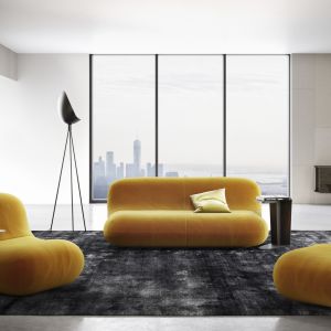 Zaprojektowana przez Karima Rashida kolekcja Chelsea to sofa, fotel i lampy. Fot. BoConcept