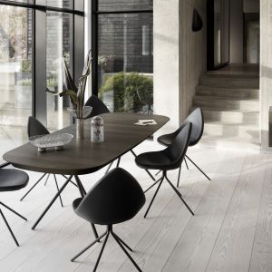 Zaprojektowana przez Karima Rashida kolekcja Chelsea to sofa, fotel i lampy. Fot. BoConcept