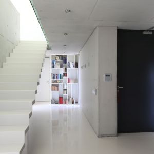 Schody w domu. Projekt: Hanna i Seweryn Nogalscy, Beton House. Fot. Bartosz Jarosz