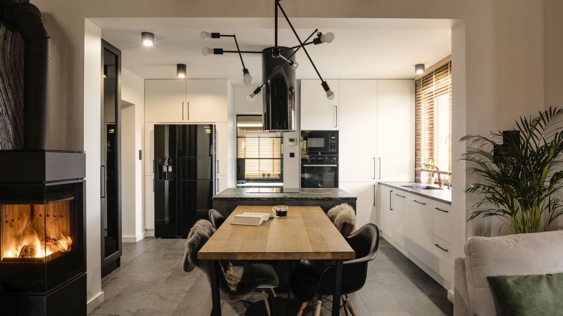 Drewniany dom po babci - zobacz jak go wyremontowano. Projekt: Kaza Interior Design. Fot. Dekorian Home