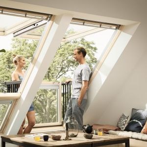 Okna balkonowe to doskonała propozycja dla właścicieli dużych sypialni lub salonów usytuowanych na poddaszu. Fot. Velux