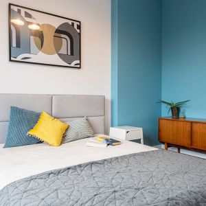 Apartament w modernistycznej kamienicy w centrum Katowic/Wellcome Home. Produkt zgłoszony do konkursu Dobry Design 2020.