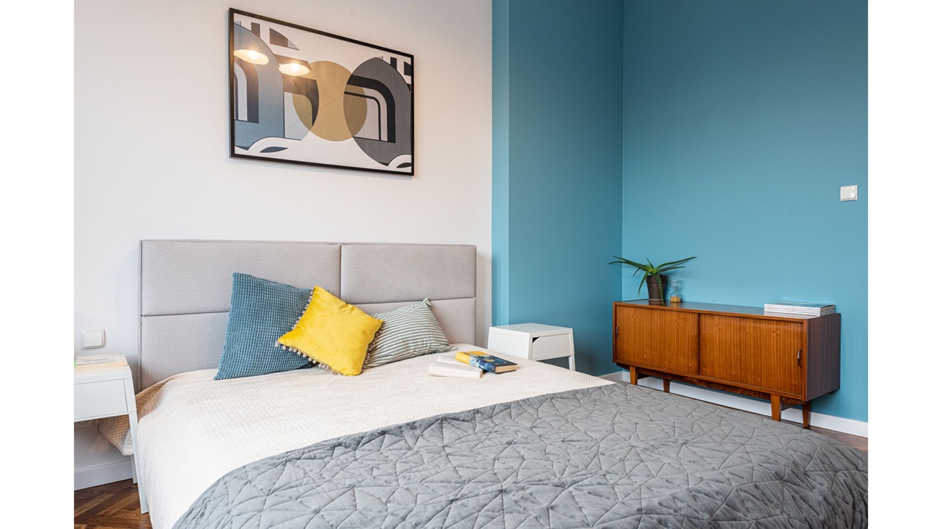 Apartament w modernistycznej kamienicy w centrum Katowic/Wellcome Home. Produkt zgłoszony do konkursu Dobry Design 2020.