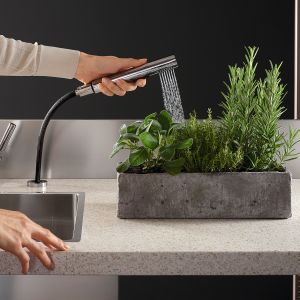 Wyciągany zestaw spłukujący do kuchni łączy wyrafinowany design z profesjonalną funkcjonalnością. Głowica prysznicowa może być łączona ze wszystkimi liniami wzorniczymi marki. Dostępny w ofercie firmy Dornbracht. Fot. Dornbracht