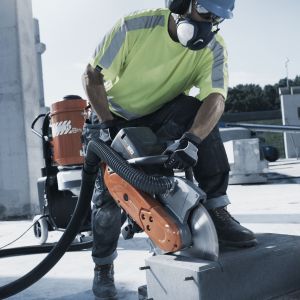 Najnowsze badania dowodzą, że pył budowlany, który powstaje w procesie cięcia, wiercenia i szlifowania betonu, cegieł oraz podobnych materiałów budowlanych jest jeszcze bardziej szkodliwy dla zdrowia niż azbest. Fot. Husqvarna