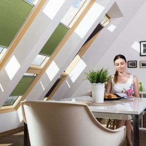 Roleta plisowna APF to połączenie dekoracji i ochrony przed słońcem; opcja tkaniny o strukturze plastra miodu z wewnętrzną powłoką aluminiową zapewnia zaciemnienie i poprawę izolacyjności. Fot. Fakro