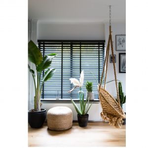Wykonane z trwałego drewna paulownia żaluzje drewniane dostępne w różnych kolorach lakieru i bejcy; szer. lameli 50 lub 63 cm; ze sznurkiem lub taśmą drabinkową; dostępne także z napędem. Fot. Jasno