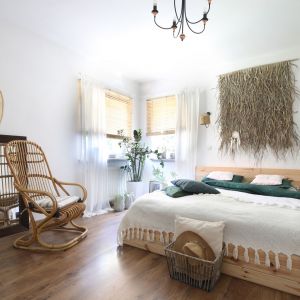 W pomalowanej na biało sypialni centralne miejsce zajmuje łóżko z Ikei. Projekt: Justyna Majewska, Biały Domek Home Decor Justyna Majewska. Fot. Bartosz Jarosz 