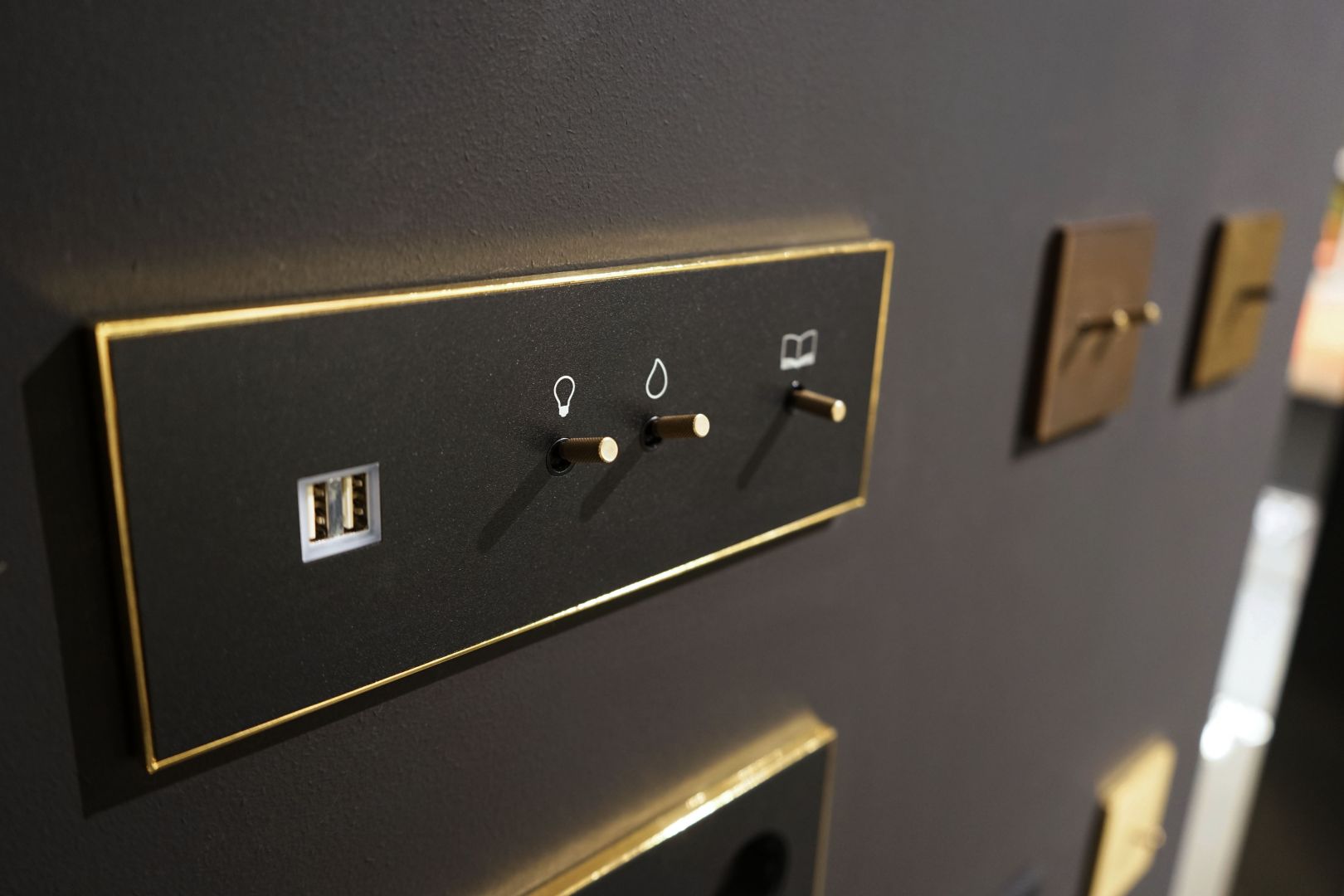 Zestaw Lithoss: Lampka + włącznik + gniazdo 230V + ładowarka USB/Produkt Design. Produkt zgłoszony do konkursu Dobry Design 2020.