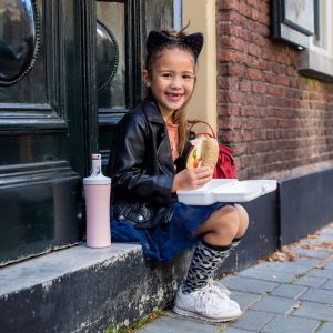 Wykonana z materiałów przyjaznych środowisku, wielorazowa butelka na napoje Plopp z ceramicznym korkiem. Fot. Koziol
