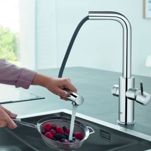 Bateria kuchenna z wyciąganą wylewką Blue Home Pullout Connected sterowana przez aplikację w smartfonie, dostarcza smaczną i przefiltrowaną wodę niegazowaną, lekko gazowaną i gazowaną. Dostępna w ofercie firmy Grohe. Fot. Grohe