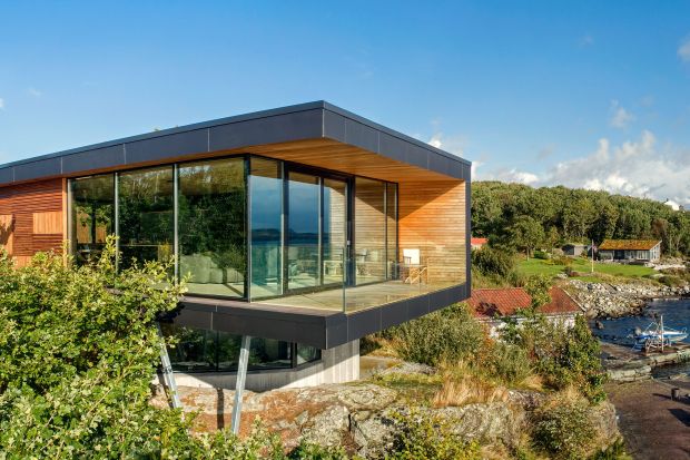 Dom z widokiem na fiordy - duże przeszklenia otwierają na naturę