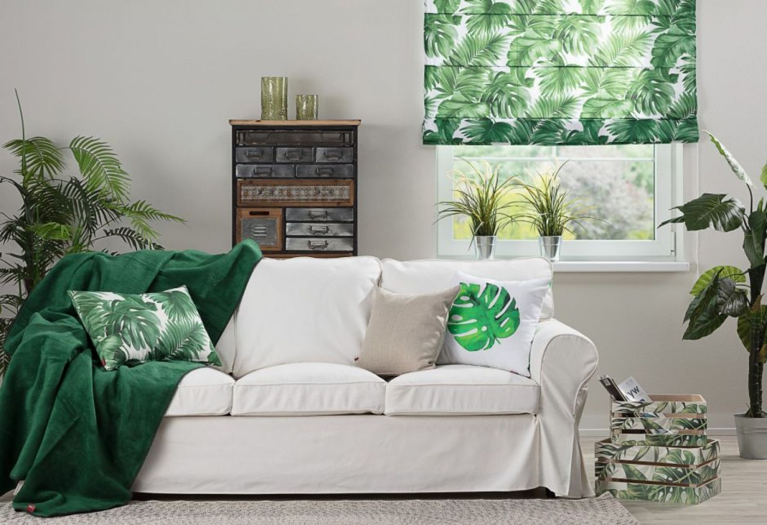 Sofa w salonie: pomysły na jesienne aranżacje. Poszewka Leaf. Fot. Dekoria.pl