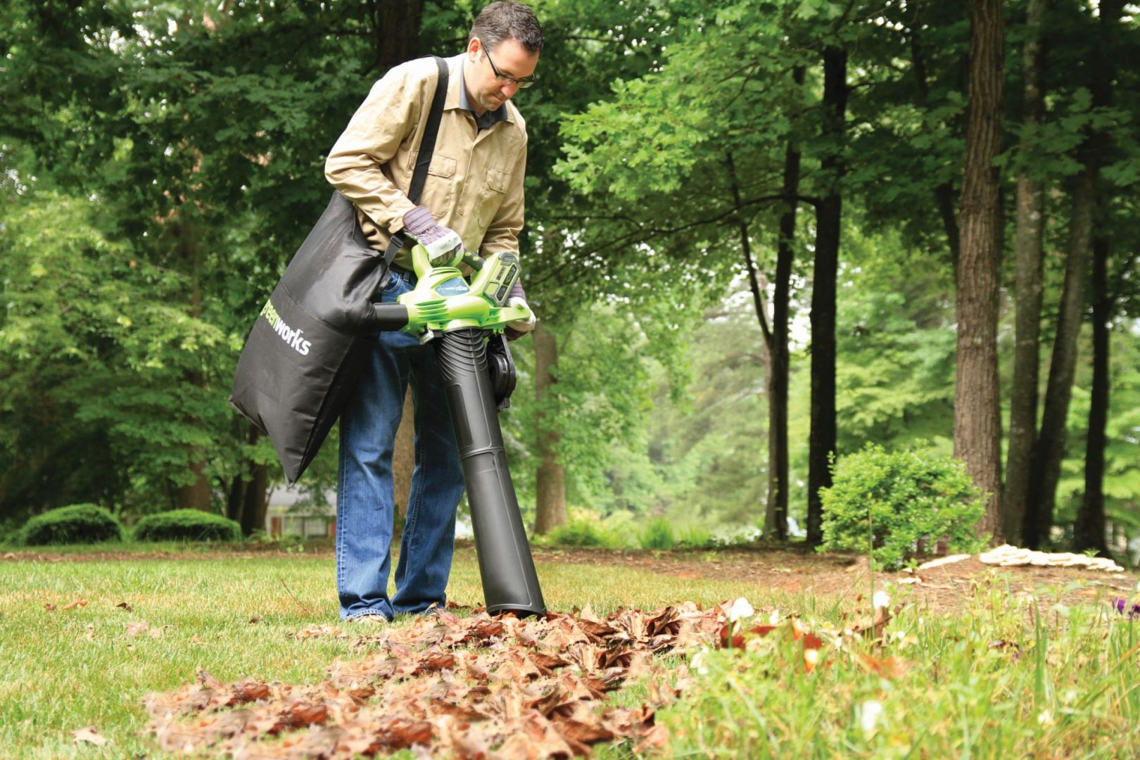 Sprzątanie ogrodu na jesień: sposoby na liście. Fot. Greenworks/Lange Łukaszuk