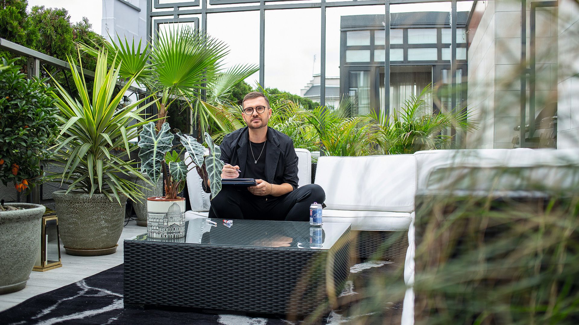 Maciej Zień – jeden z najbardziej znanych i cenionych projektantów mody oraz wnętrz w Polsce będzie naszym gościem specjalnym podczas tegorocznego Forum Dobrego Designu. Fot. Piotr Waniorek