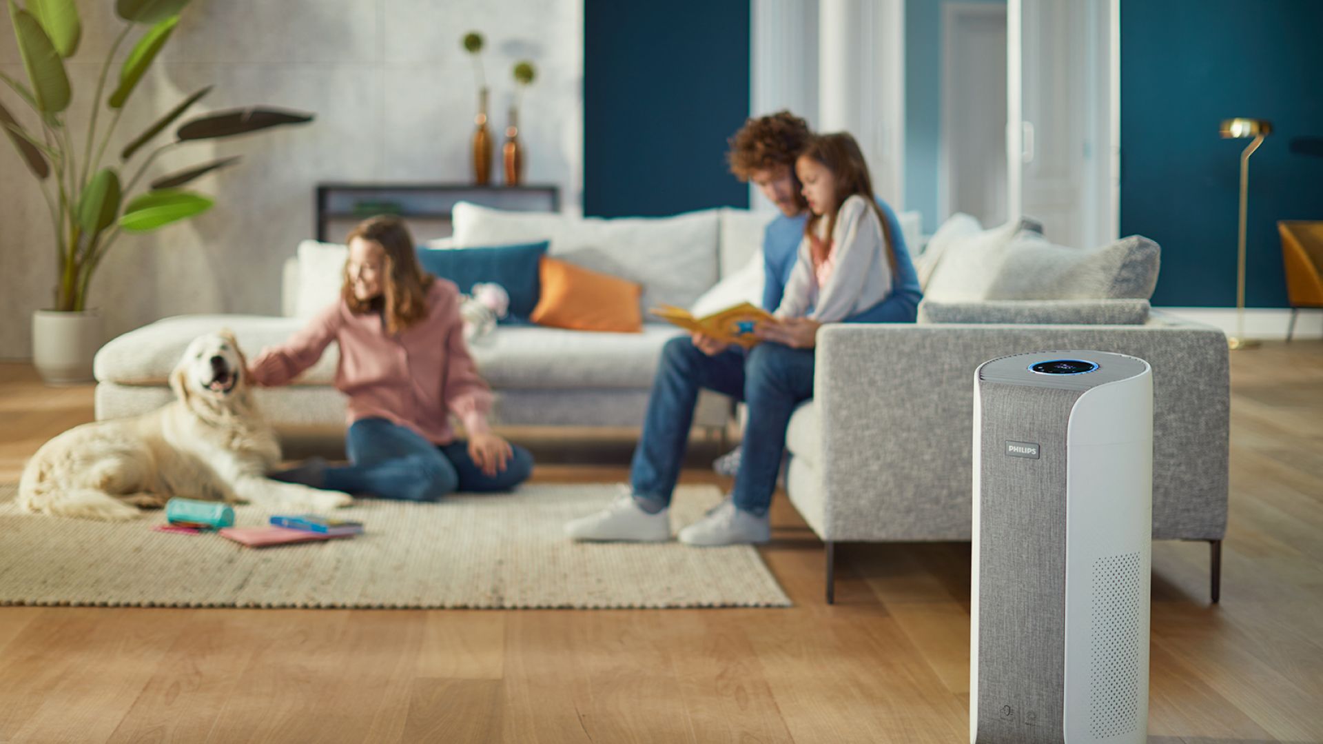 Oczyszczacz powietrza Philips AC3858. Dedykowana aplikacja mobilna umożliwia włączanie oczyszczacza, zbiera również dane dotyczące jakości powietrza na zewnątrz. Fot. Philips
