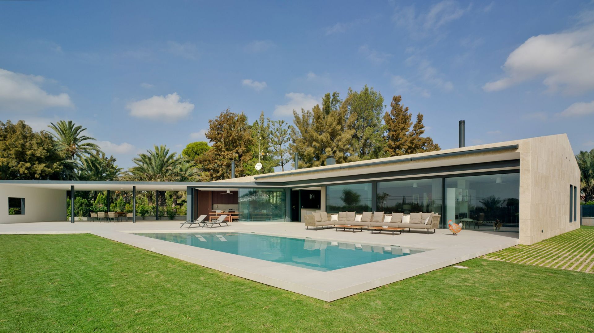 Dom „Vivienda en Elche” z panoramicznymi przeszkleniami przesuwnymi Schüco ASS 77 PD
Fot. Schüco/David Frutos