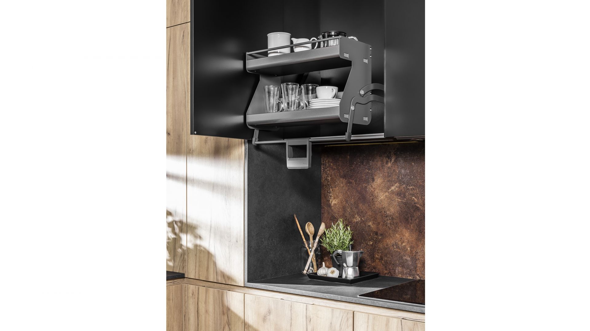 Górna półka systemu KitchenTower to kombinacja wielu różnych przegródek i pojemników na drobny sprzęt lub przyprawy. Fot. Peka