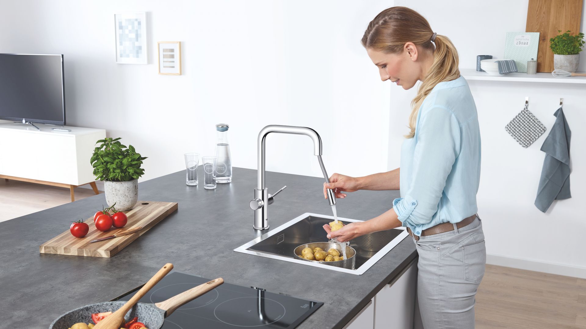 System kuchenny Blue Home Pull-out Connected może być sterowany poprzez aplikację w smartfonie. Dostarcza smacznej i przefiltrowanej wody niegazowanej, lekko gazowanej i gazowanej. Fot. Grohe