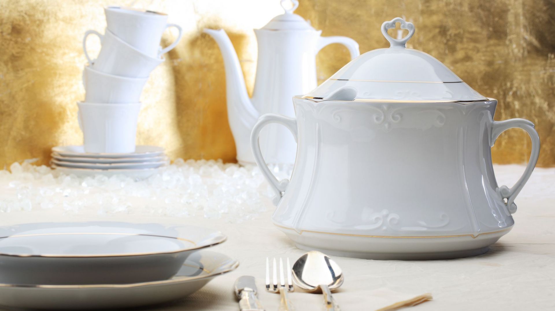 Porcelana na święta: kolekcja Kamelia w stylu Scandi Chic. Fot. Polska Grupa Porcelanowa
