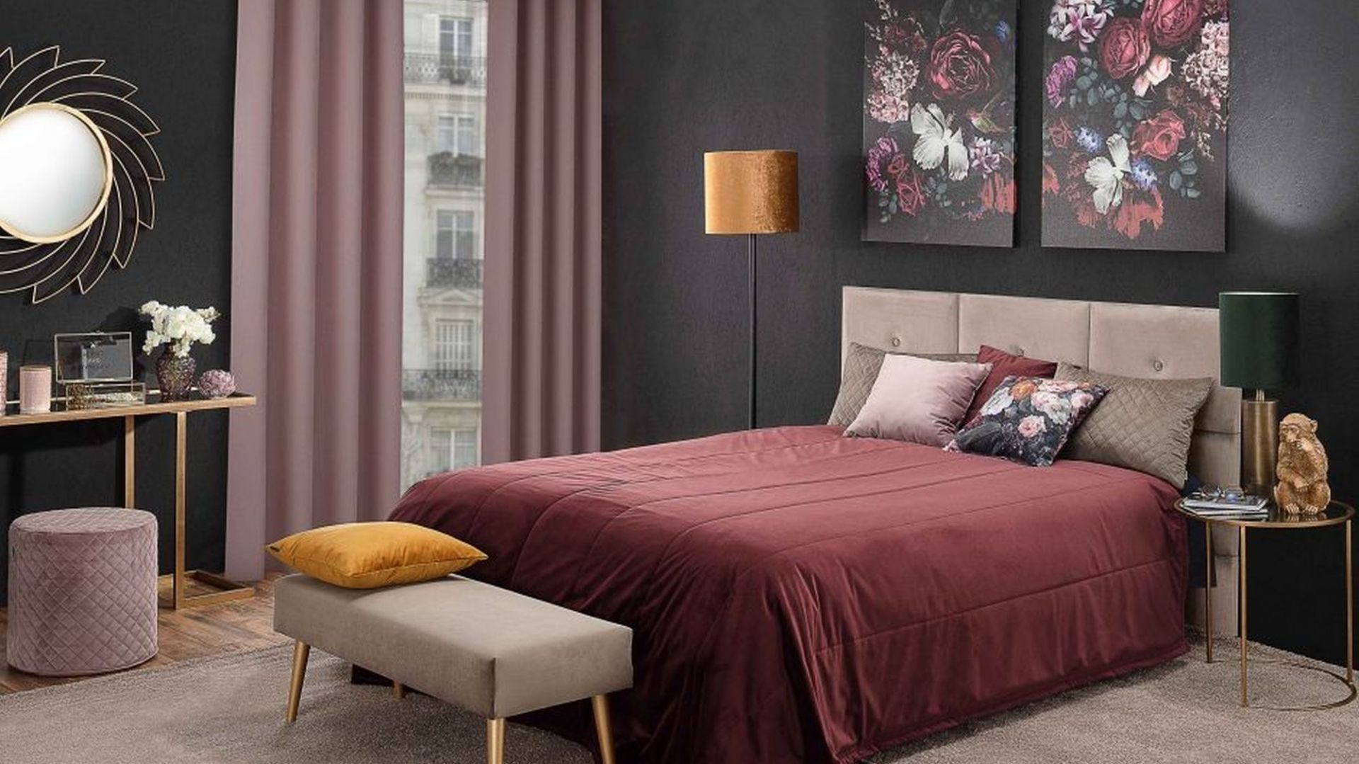 W jesiennej aranżacji sypialni zostały wykorzystane: narzuta pikowana w pasy Velvet, zasłona na kółkach Velvet, obraz na płótnie Flowers I, dywan Deluxe Brown. Fot. Dekoria