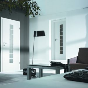  Skrzydła drzwiowe w kolorze białym optycznie powiększą pomieszczenie oraz rozświetlą przestrzeń. Fot. Porta