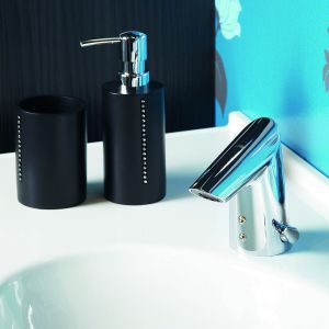 Baterie bezdotykowe pozwalają oszczędzać wodę i utrzymać czystość w łazience. Fot. Oras
