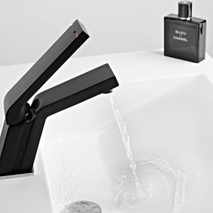 Większość nowoczesnych baterii umywalkowych posiada system oszczędzania wody. Fot. Teka
