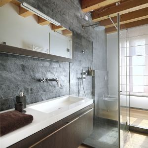 Łazienka w domu drewnianym stanowi nie lada wyzwanie, warto jednak zachować w niej choć kilka elementów. Fot. Shutterstock