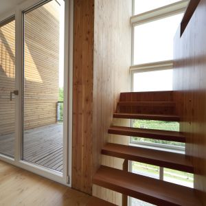 Czy możemy urządzić wnętrze domu drewnianego w sposób nowoczesny, wręcz minimalistyczny. Nie jest to trudne – a czasami daje naprawdę ciekawe efekty. Fot. Shutterstock