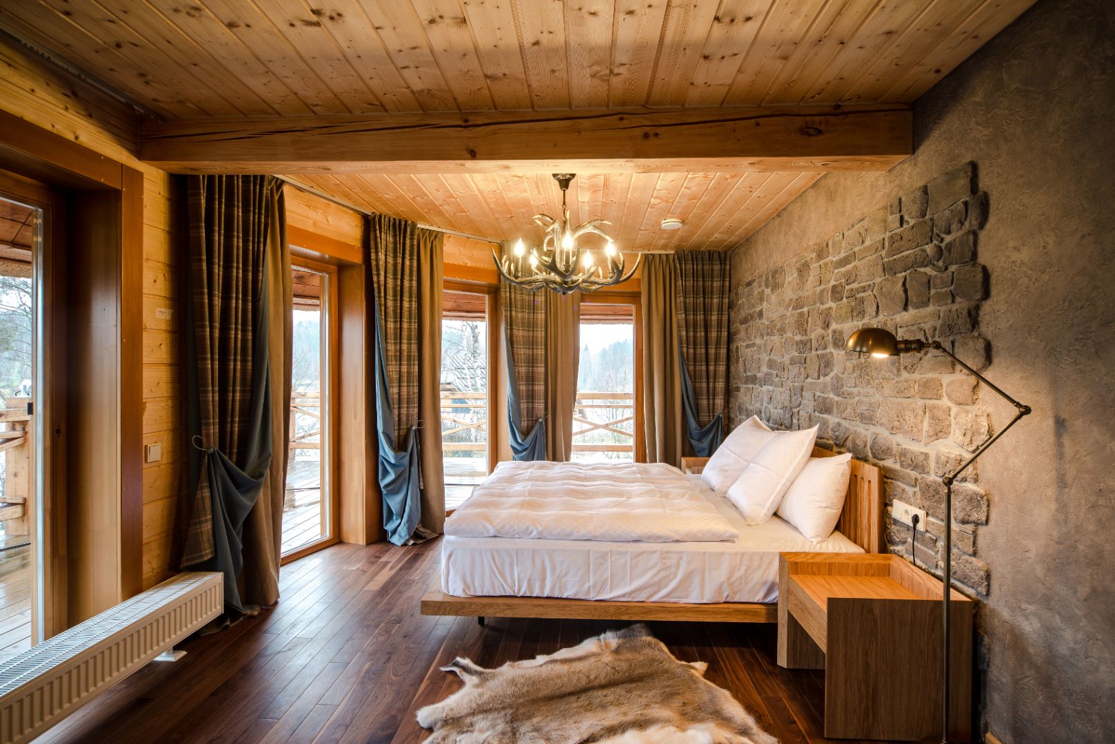 W domach drewnianych już na etapie projektu coraz częściej zwraca się uwagę, na to by wnętrza były odpowiednio doświetlone. Fot. Shutterstock