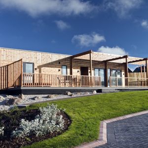 Ekologiczne domki letniskowe Eco Lodges w Wielkiej Brytanii jako przykład domów modułowych z płaskim dachem. Fot. DuPont
