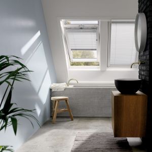 Okna drewniano-poliuretanowe  Velux GGU zalecane są do kuchni i łazienek, a za sprawą białego wykończenia doskonale pasuje do nowoczesnego wystroju wnętrza. Producent: Velux 
