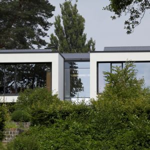 Nowoczesne energooszczędne domy wymagają zastosowania odpowiedniej jakości stolarki otworowej – ciepłej i gwarantującej stabilność konstrukcji. Fot. Schüco