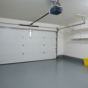 O tym, jaki rodzaj bramy garażowej wybierzemy decyduje w dużej mierze ilość miejsca wewnątrz garażu. Fot. Shutterstock