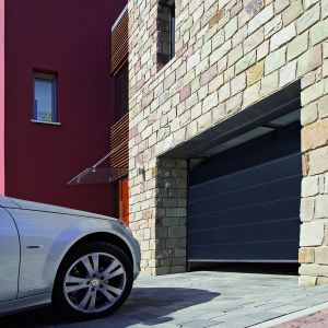 Zdalne sterowanie bramą garażową wpływa także na bezpieczeństwo. W znacznym stopniu chroni ono przed atakiem potencjalnego złodzieja. Fot. Hörmann