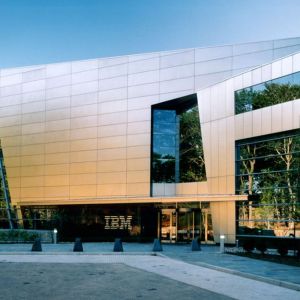 Główny budynek firmy IBM oparty na technologii inteligentnego projektowania. System opiera się o wspólne i zsynchronizowane działanie wszystkich technologii, tj. ogrzewania, instalacji elektrycznej, wodno-kanalizacyjnej itp. Fot.  ibm.com