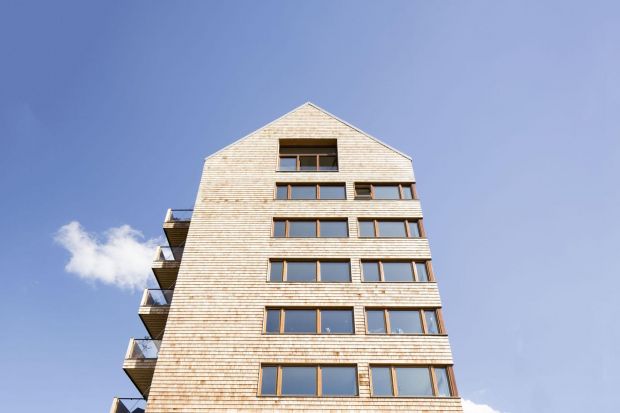 Gdyby nie rozmiar, można by go pomylić z tradycyjnym, drewnianym domkiem. Apartamentowiec Strandparken w Sztokholmie został zbudowany bez grama cegieł czy betonu i jest prawdopodobnie najwyższym budynkiem mieszkalnym tego typu na świecie.