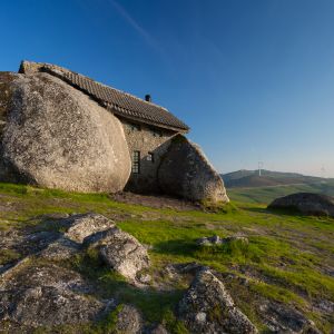 Casa do Penedo, czyli dosłownie dom z kamienia, położony jest w górach Fafe na północy Portugalii. Fot. Shutterstock