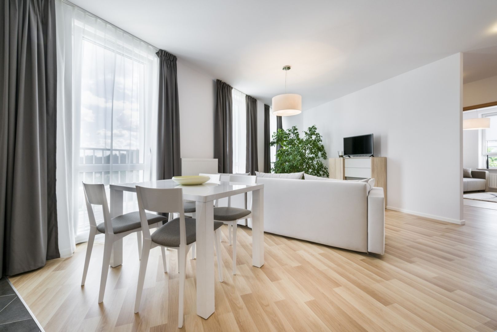 Drewniana podłoga, jasne meble, białe ściany i duże przeszklenia to typowe cechy stylu skandynawskiego. Fot. Shutterstock