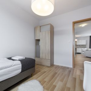 Drewno dominuje w stylu skandynawskim. Dlatego tak dużo drewnianych elementów - szafy, podłoga, drzwi. Fot. Shutterstock