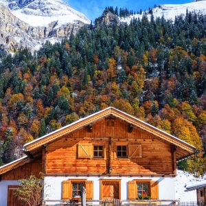 Dom z bala nie musi być cały drewniany, może być także wykończony tynkiem, tak jak w prezentowanym na zdjęciu górskim domu drewnianym. Fot. Shutterstock  