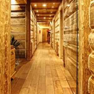 Również  dąb arvade odpowiednio komponował się w Hotelu Bania SPA zrealizowanym w technologii budownictwa drewnianego z bala. Fot. Kopp