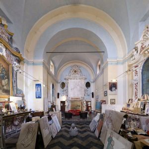 Kościół w Verduno to od jakiegoś czasu prywatne studio artystyczne. Fot. www.aurhelio.it