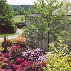 W pobliżu domu zaprojektowano kilka ogrodów rodzajowych – pięknie wkomponowano ogrody kwiatowe, zielnik i sad. Fot. Pracownia Sztuki Ogrodowej