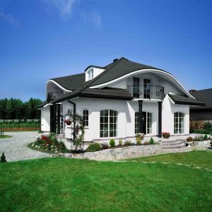 Na dachach o znacznym stopniu skomplikowania, np. z „wolim okiem” lub o kącie nachylenia połaci w granicach 30-40º, doskonale sprawdzą się dachówki cementowe. Fot. Braas