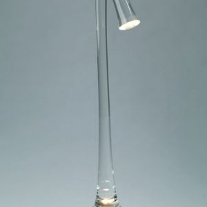 Oryginalna, szklana lampa biurkowa projektu Jeremiego Nagrabeckiego emituje światło dzięki ledowemu modułowi znajdującemu się pod podstawą. Fot. Lampa Leda – www.velt.pl