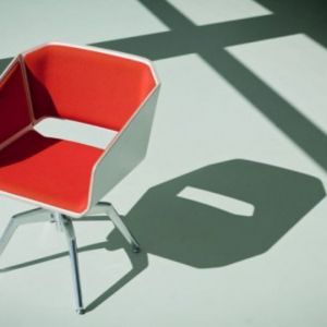 Sklejka jeszcze nigdy nie była tak stylowa. Anna Vonhausen stworzyła z jej pomocą minimalistyczny i zarazem efektowny fotel konferencyjny, który zachwyca prostą formą. Fot. Krzesło Woodi – www.sitag.pl